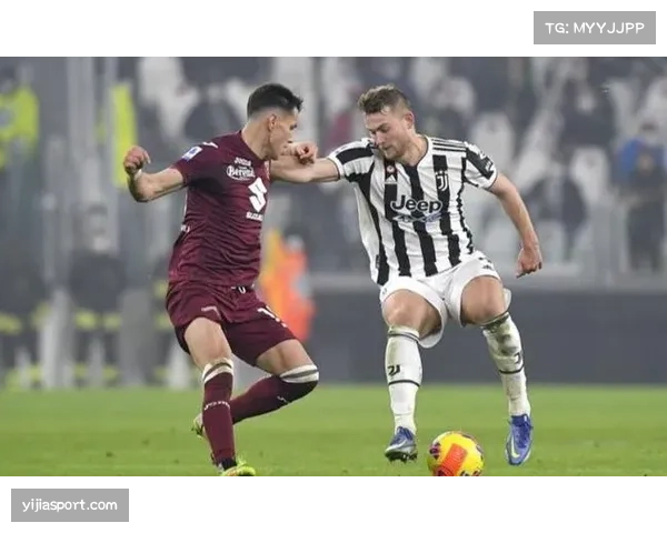 都灵德比火药味延续，尤文图斯球迷在欧冠赛前悬挂讽刺标语